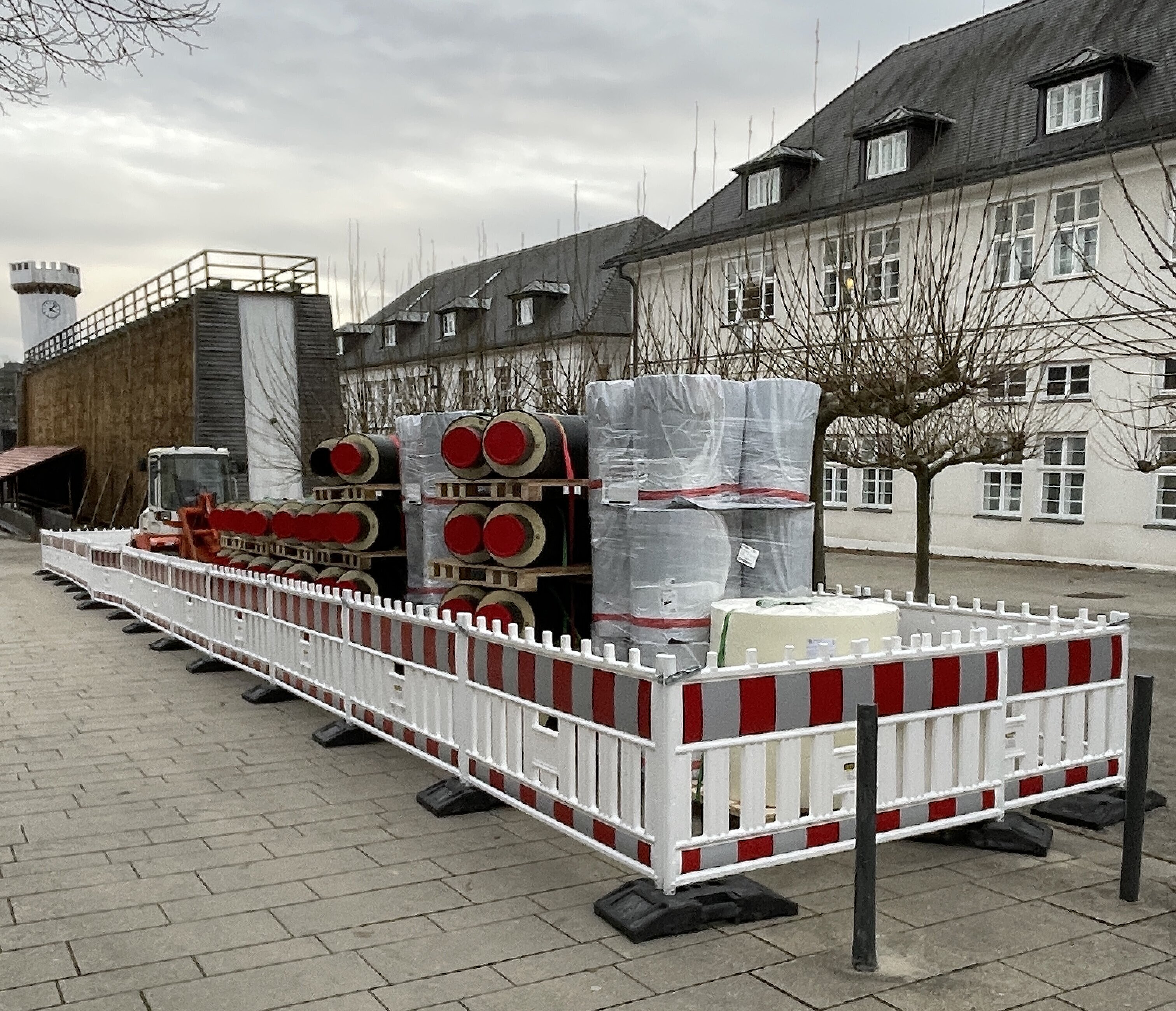 Rohre und Bagger stehen eingezäunt vor dem Gradierwerk in Bad Salzuflen