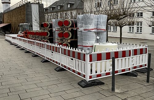 Rohre und Bagger stehen eingezäunt vor dem Gradierwerk in Bad Salzuflen