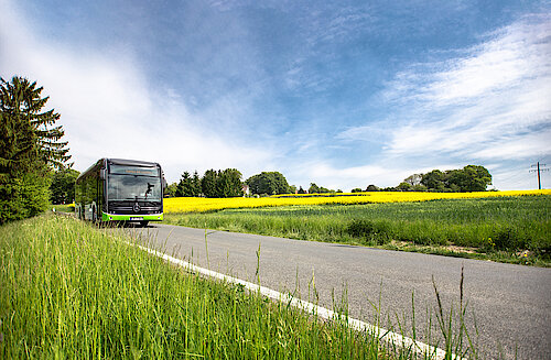 Bus fährt durch die Landschaft