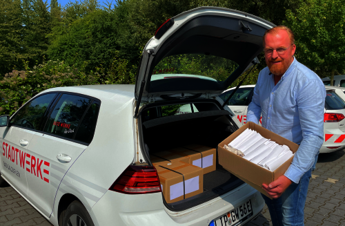 Geschäftsführer Volker Stammer belädt Auto mit Geschenken