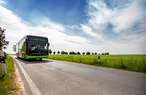 Bus auf der Straße unterwegs