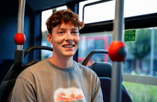 Schüler sitzt im Bus